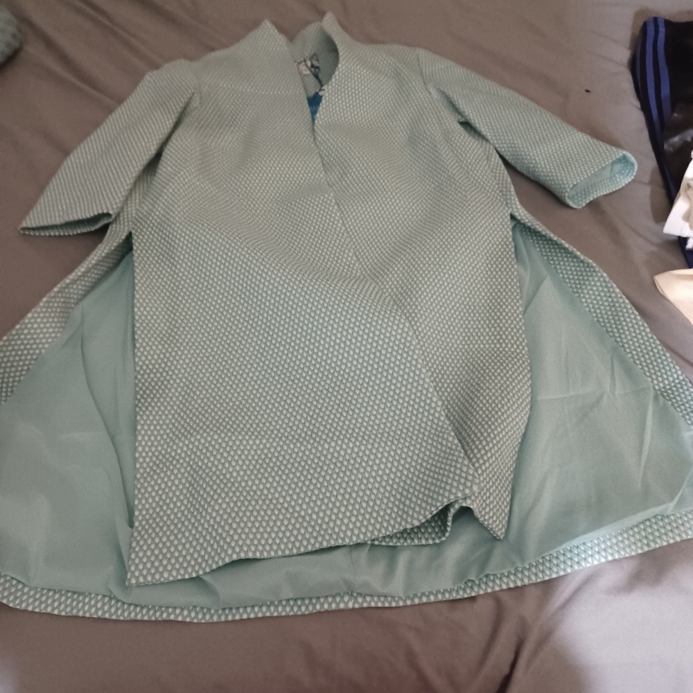 Like summer Throw overcoat brand new.Never used still has a tag very fashionable